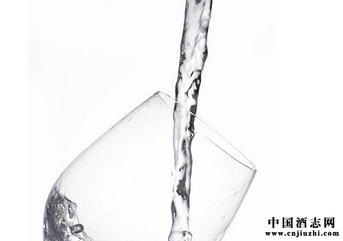 白酒的口感和色澤有什么必然的關系嗎?
