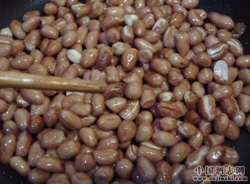 小偷入室盜竊覓得白酒,不思逃跑卻油炸花生作下酒菜!